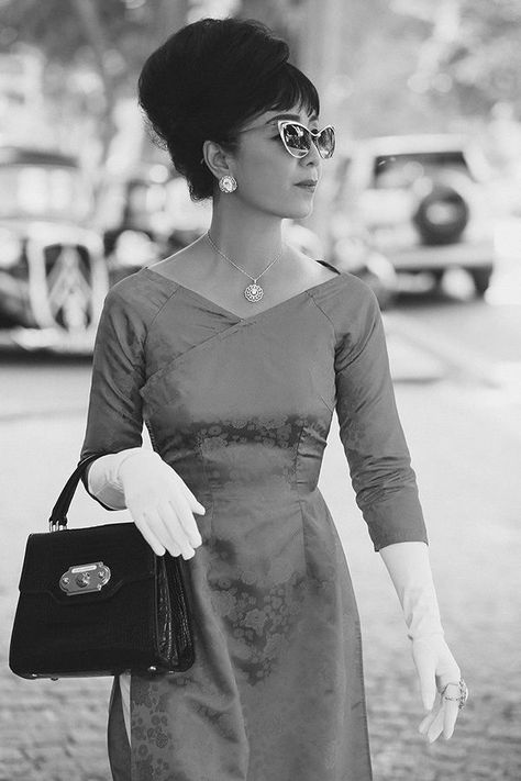 Ao Dai Vintage, Vintage Ao Dai, Vintage Asian Fashion, 60s Outfit, Vietnam Photography, Vietnam Wedding, Decades Fashion, Thai Fashion, Myanmar Traditional Dress