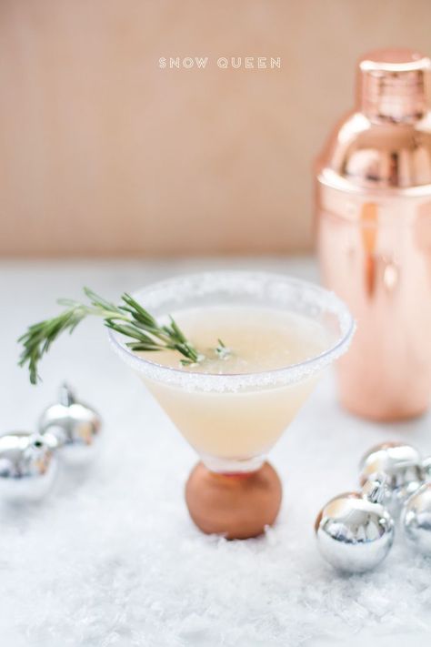 Holiday Cocktail Ideas Grapefruit Gin Cocktail, Queen Cocktail, Rosemary Cocktail, Cocktail Ideas, Christmas Cozy, Unique Drink, Gin Cocktail, Holiday Cocktail, Cocktail Wedding