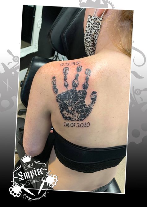 Handprint Tattoo, Hand Print Tattoos, Tattoos Memorial, Fingerprint Tattoos, Minimal Tattoo Designs, Minimal Tattoo Ideas, Empire Tattoo, Tattoos Hand, Organic Tattoo