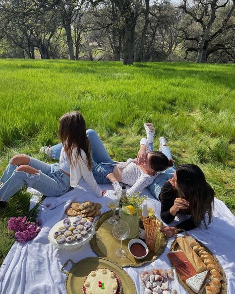 Garden Picnic Outfit, Picnic Photoshoot Friends Photo Ideas, Picnic Best Friend Pictures, Friend Group Picnic, Friend Group Picnic Aesthetic, Park Picnic Aesthetic Friends, School Memories Scrapbook, Picnic Pictures, Picnic Photo Shoot