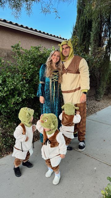 Family Of 5 Costume Ideas, Triplet Halloween Costumes, 3 Family Halloween Costumes, Family Of Three Halloween Costumes, Diy Family Halloween Costumes, Matching Family Halloween Costumes, Family Costume Ideas, Family Halloween Costume Ideas, Family Themed Halloween Costumes