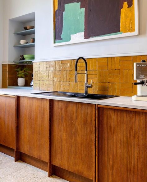 Mid Century Plywood Kitchen, Walnut Frameless Kitchen Cabinets, Wooden Kitchen Backsplash, Family Kitchen Ideas, Wooden Cabinets Kitchen, Wood Backsplash Kitchen, Teak Kitchen, Wood Kitchen Backsplash, Sleek Kitchen Design