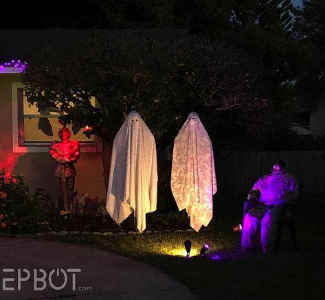 Beetlejuice Dining Room, Beetlejuice Front Yard, Beetlejuice Halloween House, Beetlejuice Halloween Yard Decorations, Beetlejuice Front Porch, Beetlejuice Yard Decorations Diy, Diy Sandworm Beetlejuice Outdoor, Beetlejuice Cemetery, Beetle Juice Outdoor Decorations