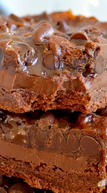 Chocolate Chocolate Chip Gooey Bars Gooey Bars, Coconut Dessert, Dessert Bar Recipe, Think Food, Cookie Bar Recipes, Monkey Bread, Chocolate Chocolate, Fudge Brownies, Eclairs