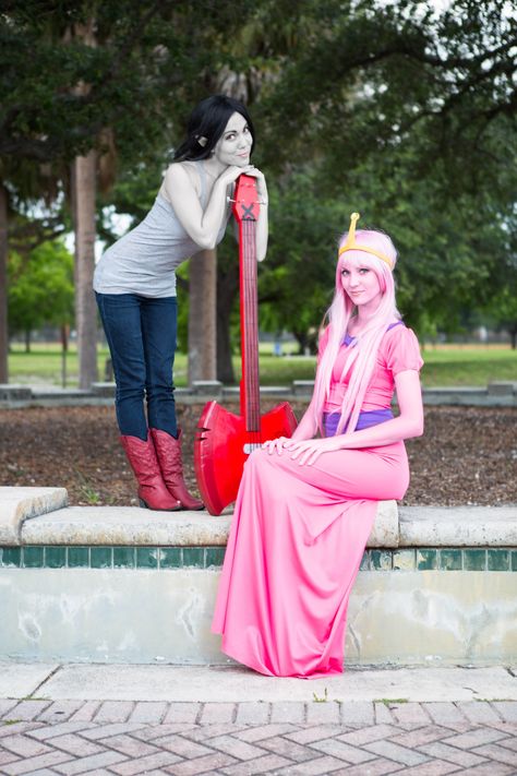 Dress like Princess Bubblegum from Adventure Time - Costume & Cosplay Guide  #AdventureTime #costume  #PrincessBubblegum Princess Bubblegum Costumes, Marceline Costume, Princess Bubblegum Cosplay, Adventure Time Costume, Marceline Cosplay, Gay Halloween Costumes, Adventure Time Cosplay, Marceline And Princess Bubblegum, Couples Cosplay