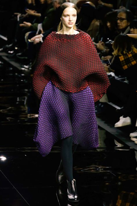 Issey Miyake Fall 2015 Ready-to-Wear Collection Photos - Vogue Japanese Fashion Women, Japanese Fashion Designers, Fall 2015, Knit Fashion, Vogue Paris, Issey Miyake, Knitting Inspiration, Japanese Fashion, Couture Fashion