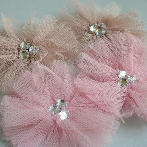 Net Flowers, Tulle Crafts, Tulle Flowers, Cloth Flowers, Boutique Hair Bows, Fabric Flowers Diy, Diy Ribbon, New Stuff, Ribbon Crafts