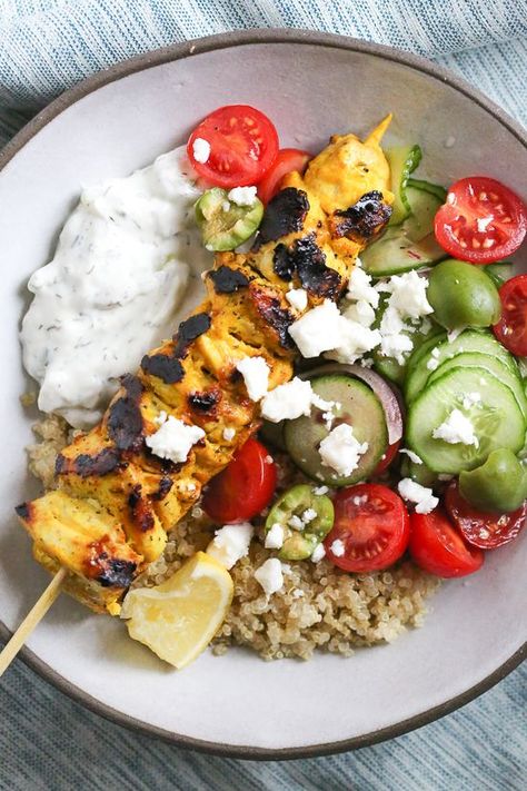 Smoky yogurt-marinated grilled chicken served over quinoa and Mediterranean-inspired tomatoes, cucumbers, and olives with tzatziki and Feta. Chicken Tzatziki, Skinny Taste Recipes, Food Tasting, Mediterranean Diet Recipes, Ww Recipes, Mediterranean Diet, Bowls Recipe, Mediterranean Recipes, Us Foods