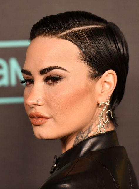 Demi Lovato Short Hair, Funny Wigs, Cabello Hair, Really Short Hair, Short Hair Pixie Cuts, Hair Inspiration Short, Slick Hairstyles, Women's Hair, Trendy Short Hair Styles