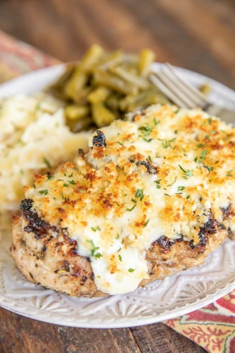 Longhorn Parmesan Crusted Chicken Recipe- copycat from LongHorn Steakhouse. Grilled chicken topped with a creamy Ranch sauce and parmesan crumb topping. Chicken, ranch, garlic, parmesan, panko bread crumbs, provolone, butter. I made this tonight and it is AMAZING! Tastes just like the restaurant. Garlic Parmesan Crusted Chicken, Longhorn Parmesan Crusted Chicken, Parmesan Crusted Chicken Recipe, Recipe Copycat, Crusted Chicken Recipes, Ranch Sauce, Longhorn Steakhouse, Creamy Ranch, Parmesan Crusted Chicken