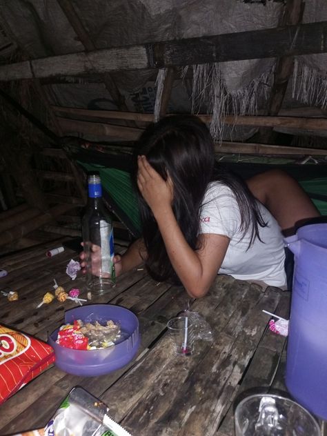 Filipino Alcohol Drinks, Drunk Prank, Gsm Blue Mojito, Drunk Photos, Girl Prank, Alcoholic Snapchat, Iphone Mirror Selfie, Drunk Pictures, Food Pranks