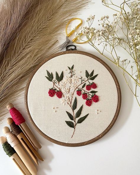 Olivia Embroidery, Funny Embroidery Patterns, Berries And Cream, Embroider Ideas, Funny Embroidery, Botanical Embroidery, Learning To Embroider, Miniature Embroidery, نباتات منزلية