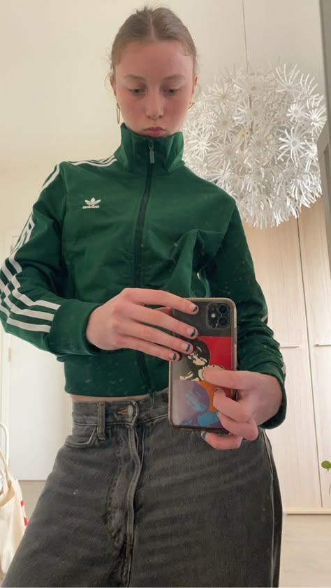 Adidas Black Track Jacket, Vintage Addidas Outfits, Green Hiphop Outfit, Adidas Black Jacket Outfit, Adidas Crewneck Outfit, Green Adidas Jacket Outfit, Adidas Track Top Outfit, Black Adidas Jacket Outfit, Adidas Track Jacket Outfit Street Style