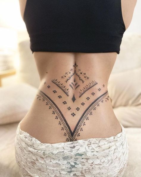 Great Tattoo Ideas, Lower Back Tattoo, Floral Back Tattoos, Waist Tattoos, Boho Tattoos, Henna Tattoo Hand, Girls Tattoo, Clever Tattoos, Chest Tattoos For Women