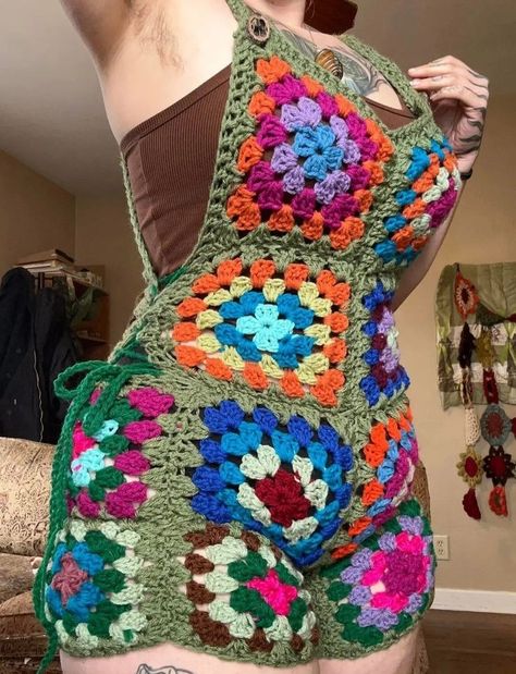 Hippy Crochet Patterns, Crochet Patchwork Skirt, Granny Square Jeans, Things To Crochet With Multicolor Yarn, Fantasy Crochet Clothes, Granny Square Ideas Clothes, Crochet Outfit Accessories, Crochet Clothes Plus Size, Granny Square Clothes Patterns