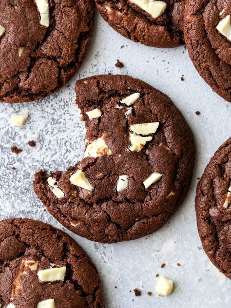 Chocolate and White Chocolate Chunk Cookies Soft Chocolate Cookie, Chewy Chocolate Cookies, Holiday Cookie Recipes, Chocolate Chunk, Chocolate Chunk Cookies, Ginger Cookies, White Chocolate Chips, Vegetarian Chocolate, Chocolate Cookies