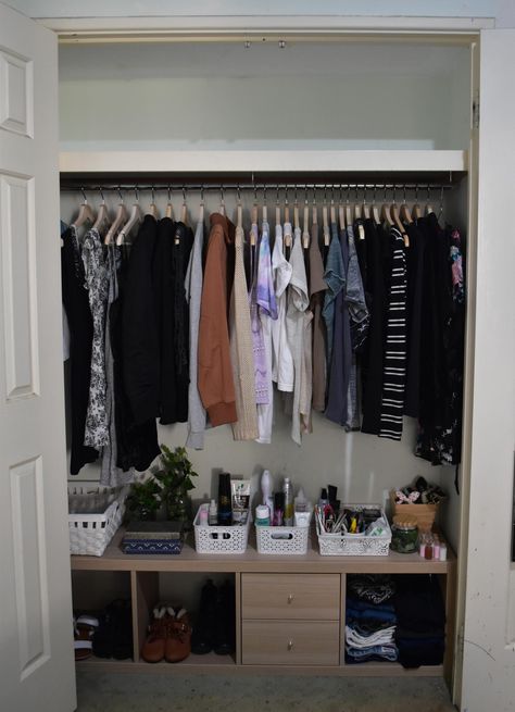 Closet Aesthetic Organization, Small Closet Set Up, Organizing Clothes In Closet, Closet With Dresser Inside, Small Bedroom Closet, Organized Closet Aesthetic, Small Apartment Closet Organization, Bedroom Closet Organization, Closet Organization Ideas