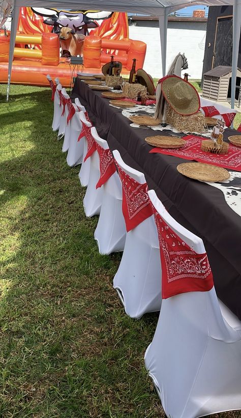 Cowgirl Retirement Party, Wild West Table Centerpieces, Western Rodeo Party Theme, Western Style Party Decorations, Vaquera Themed Party, Horse Riding Party Ideas, Cowboy Christmas Party Food, Quince Western Theme, Country Party Ideas Decoration