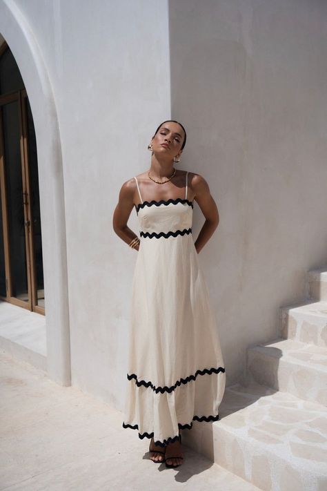 Outfit With Dress, Italy Outfits Summer, Milly Dress, Varadero, Mode Ootd, Midi Length Dress, Inspiration Mode, Cream Dress, Looks Style