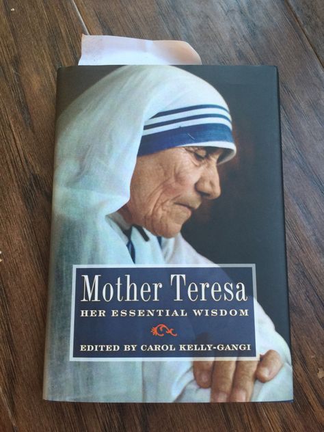 How I fell in love with Mother Theresa's words. Mother Teresa Biography, Best Biographies, Reading Review, Biography Books, Bargain Books, Mother Teresa, English Book, Best Mother, Book Authors