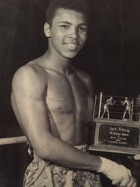 Muhammad Ali Larry Holmes, Muhammad Ali Boxing, Roberto Durán, Cassius Clay, Muhammed Ali, Boxing Posters, Boxing History, Mohammed Ali, Float Like A Butterfly