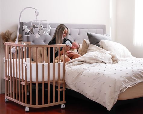 Baby co-sleepers like the babybay fit flush against your bed so baby is close by but also gives your newborn a safe space to comfortably sleep. Bedside co-sleepers also give you benefits like bonding between you and baby, support baby’s body and mind development and better rest for the whole family without any safety concerns. Everyone wins with safe co-sleeping! https://www.babybay.us/how-to-co-sleep-with-your-newborn-baby/ #cosleeping #bedsidesleeper #cosleeper #baby #babybayusa Babybay Bedside Crib, Cosleeping Bedroom, Bedside Co Sleeper, Safe Co Sleeping, Co Sleeper Crib, Baby Co Sleeper, Bedside Sleeper, Room Neutral, Bedside Crib