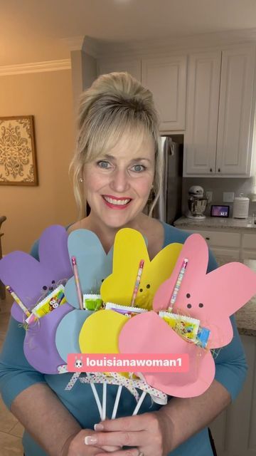 Kim on Instagram: "🐰Peeps Lollipop Treat Holder (Classmates/Students) #dıy #howto #craft #louisianawoman1 #instagram #fypシ #reels #shorts #easter #bunny #easterbunny #petercottontail #easy #treat #idea #eastertreats #classmates #students #school #teacher #parents #egg #lollipop #peeps @peepsbrand" Peep Crafts For Kids, 4th Grade Easter Crafts, Easter Ideas For School Kids Treats, Non Candy Easter Treats For School, Easter Take Home Gifts, Prek Easter Party Ideas, Easter Crafts For Coworkers, Easter Present For Teacher, Easter Gifts For Parents From Preschoolers