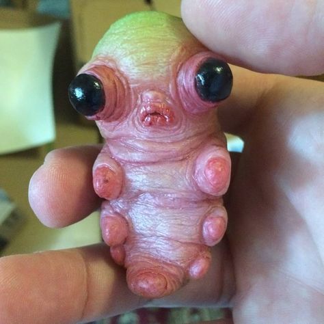 What do you guys think Creepy or Cute? Weird little worm thingy from @the.monster.sandbox -- #creepy #cute #critter #worm Worm Creature, Mysterious Creatures, Spanish Artists, Halloween Props, Sandbox, Skin Texture, Creepy Cute, Cthulhu, Drawing Techniques