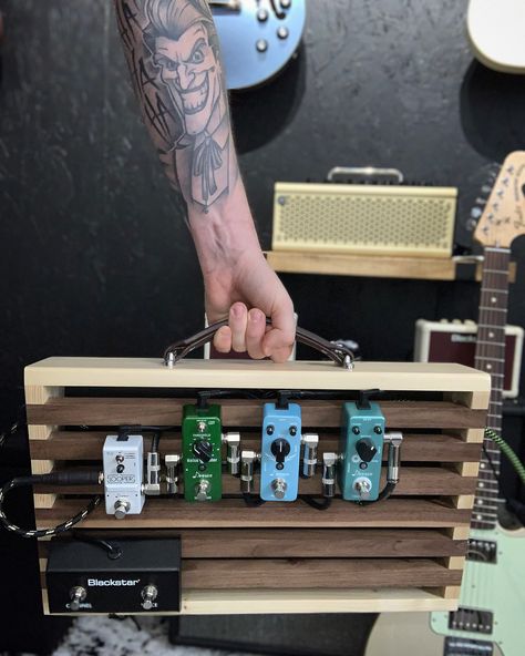 Diy Synthesizer, Pedalboard Design, Diy Pedalboard, Guitar Pedal Boards, Diy Guitar Pedal, Guitar Storage, Pedal Boards, Home Music Rooms, Diy Guitar