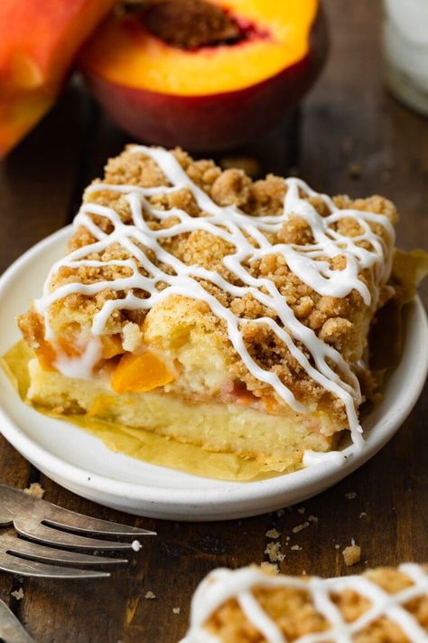 Peach coffee cake is a perfect breakfast, dessert or snack! #peachrecipe #coffeecake #peachcoffeecake Southern Peach Crumb Cake, Peach Crumb Cake, Peach Coffee Cake, Espresso Recipe, Peach Coffee, Breakfast Cakes, Espresso Cake, Coffee Cake Recipes Easy, Espresso Recipes