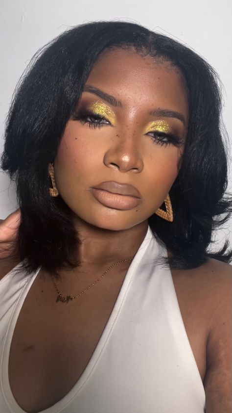 Yellow Glitter Eyeshadow Looks, Gold Makeup Halloween, Bee Inspired Makeup, Bumble Bee Makeup, 70s Glam Makeup, Yellow Eyeshadow Looks, Work Makeup Looks, Summer Makeup Ideas, Makeup Faces