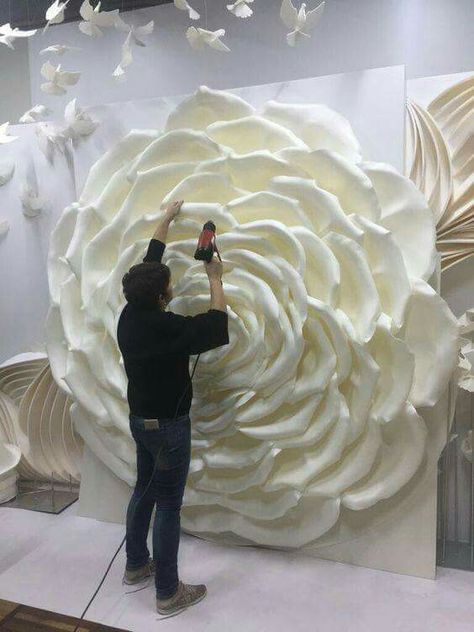 Diy Organza Flowers, Dekorasi Halloween, Giant Roses, Flower Sculpture, Diy Flores, Fleurs Diy, Flowers Tutorial, Large Paper Flowers, Organza Flowers