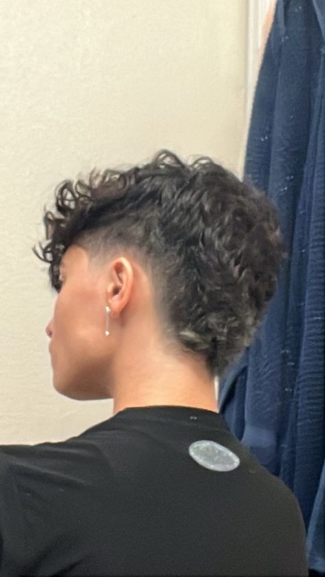 Curly Mullet Undercut, Short Masculine Haircuts For Women Curly, Shaved Side Hairstyles Women, Low Taper Fade Haircut Women, Burst Fade Women, Queer Haircut Curly, Curly Tomboy Haircut, Woman Fade Haircut, Mowhak Hairstyle Female