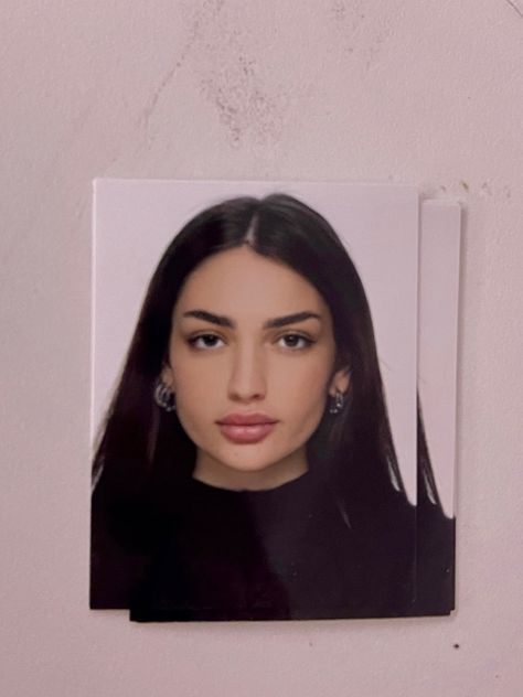 Passport Size Photo Women, Id Picture Makeup, Id Photo Aesthetic, Passport Photo Makeup, Pretty Id Card Picture, Passport Size Photo, Estilo Clean, Passport Pictures, Passport Photo