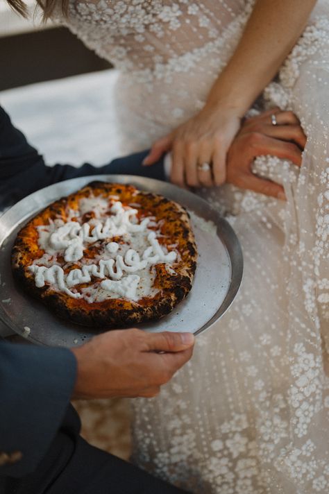 Wedding pizza from Grand Gimeno. Wedding Food Pizza, Just Married Pizza, Pizza Bar Wedding, Pizza Party Wedding, Grand Gimeno, Pizza Wedding, Wedding Reception Dinner, Stone Oven, Pizza Cake