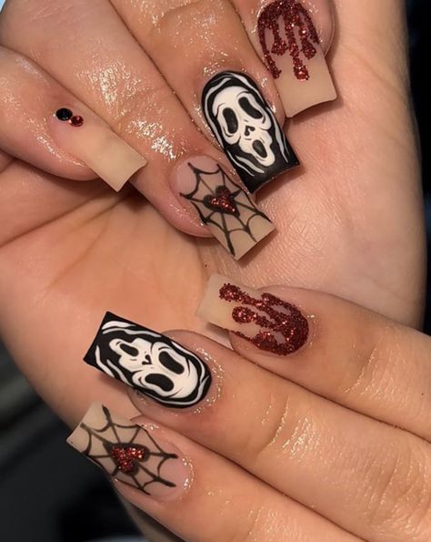 Halloween Nails great for hallowen costume 😍 Blood glitter design, and scream costume with spider webs Halloween Nails Diy, Nail Art Halloween, Halloween Fest, Halloween Press On Nails, Long Press On Nails, Candy Skulls, Nagel Tips, Classic Halloween, Halloween Style