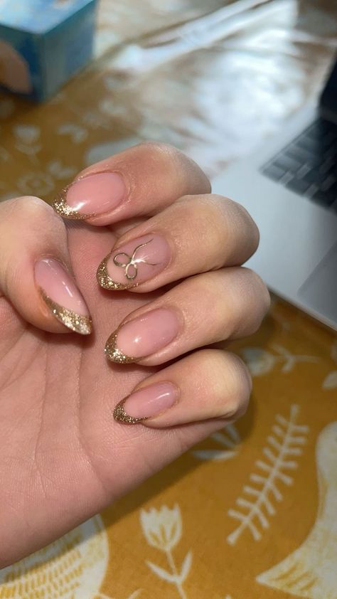 Cute nailsnail inspogold nails Easy Gold Nails, Golden Tips Nails, Cute Gold Nail Designs, Birthday Nails 14th Birthday, Golden Birthday Nail Ideas, Gold Nails Almond Shape, Gold Bow Nails, Golden Birthday Nails, Cute Gold Nails