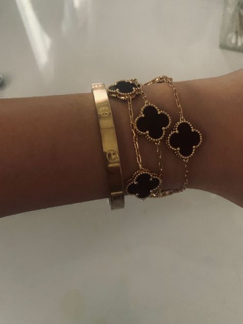 Rich Lifestyle Aesthetic, Cartier Bracelets, Bracelet Wrist, Ideas Jewelry, Lifestyle Aesthetic, Rich Lifestyle, Jewelry Luxury, Dope Jewelry, Model Outfits