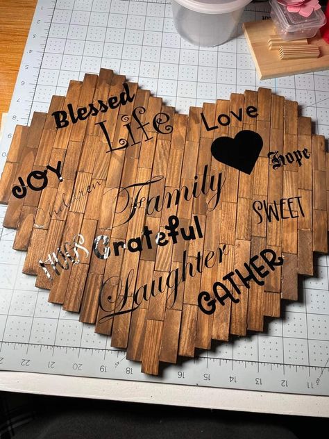 Wood Round Ideas Easy Diy, Jenga Cross, Wood Heart Crafts, Crosses Crafts, Jenga Crafts, Hearts Decor, Wooden Cross Crafts, Spring Wood Crafts, Wood Decorations