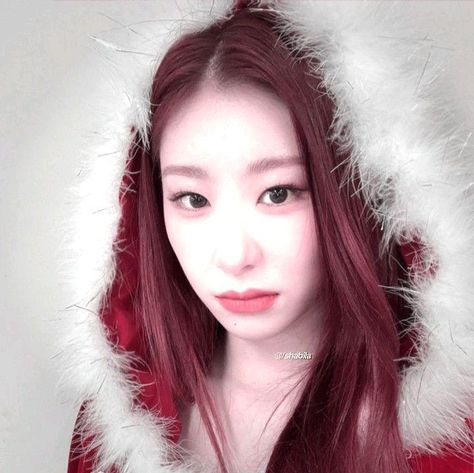 Chaeryeong Bubble Update, Itzy Instagram, Chaeryeong Itzy, Itzy Chaeryeong, Christmas Icons, New Year’s Eve, Kpop Girl Groups, Christmas Photos, Korean Girl