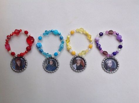 10 Descendants Bracelets Party favors. Fast Shipping from USA by ChicbyRose on Etsy https://www.etsy.com/listing/245679658/10-descendants-bracelets-party-favors Descendants Evie Party Ideas, Decendants Birthday Party Games, Descendants Party Favors Ideas, Descendants Rise Of Red Birthday Party, Descendants Gift Bag Ideas, Hello Kitty Room Decor, Descendants Party, Disney Channel Descendants, Maya Art