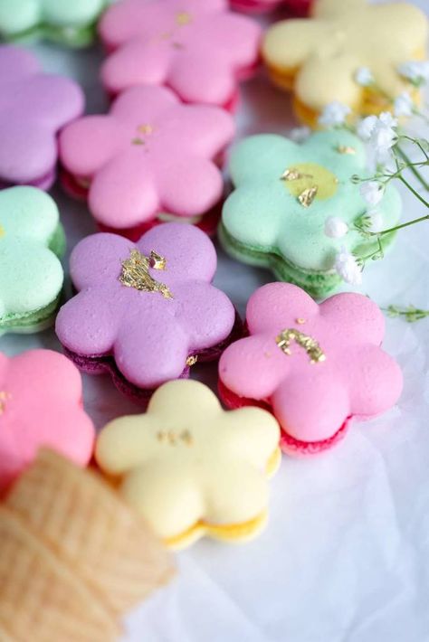 flowers macarons Fun Macaron Shapes, Flower Shaped Macarons, Fairy Macarons, Easter Macarons Ideas, Cute Macaron Ideas, Macaroons Flowers, Creative Macarons, Fancy Macarons, Summer Macarons