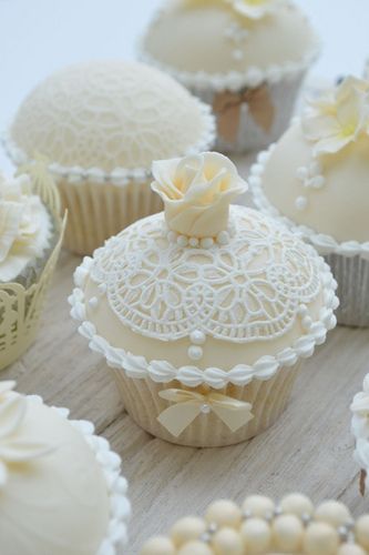 Sugarveil lace with rose | Flickr - Photo Sharing! White Wedding Cupcakes, Cupcakes Flores, Lace Cupcakes, Rose Cupcake, Pretty Cupcakes, Torte Cupcake, Cupcakes Decorados, Beautiful Cupcakes, Wedding Cupcakes