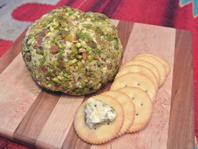 Best Cheese Ball Recipes, The Best Cheese Ball, Bunko Food, Best Cheese Ball, New Mexico Green Chile, Appetizers Cheese, Cheese Dips, Salsa Guacamole, Cheese And Crackers