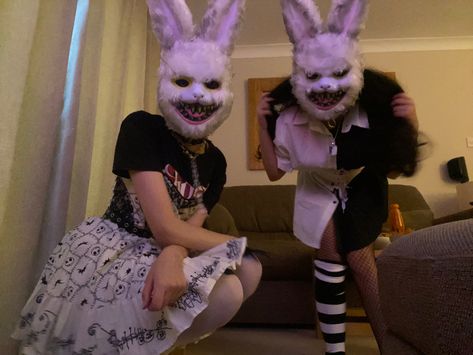 Killer Rabbit Costume, Heloween Ideas, Anime Ghost, Halloween Parejas, Halloween Pics, Girls Halloween Outfits, Rabbit Costume, Bunny Mask, Couple Costumes