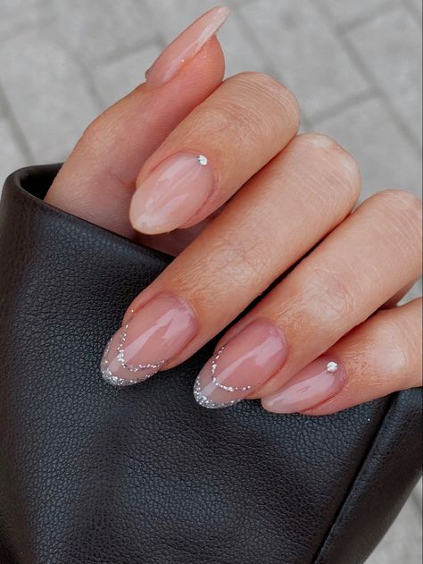 Classy Simple Nails, Glitter French Nails, Glitter Tip Nails, Fashion Outfits Dresses, Minimal Nails Art, Hard Gel Nails, Gel Toe Nails, Subtle Nails, Simple Gel Nails