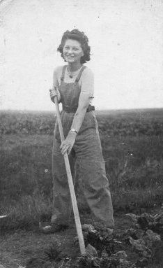 Ladies Workwear, Women's Land Army, Fashion 40s, Farm Women, Harry Clarke, Farm Fashion, Garden Fashion, Blithe Spirit, Land Girls