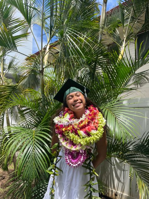 College Grad Photos, Graduation Leis, Hawaiian Lei, University Of Hawaii, Dream College, Hawaii Life, Senior Night, Grad Pics, Grad Photos