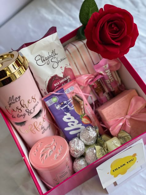 Girlfriend Package Ideas, Gift Box Ideas For Girlfriend Birthday, Valentines Gift Box For Girlfriend, Gift Box Girlfriend, Gift Box For Girlfriend Birthday, Present For Women Ideas, Gifts Hampers Ideas, Sister Basket Ideas, Diy Gift Box For Women