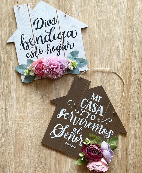 Colgantes pequeños de madera, disponibles. Agraditos para sorprender 💕 Lettering Art, Visual Board, Customized Photo Gifts, Small Wood Projects, Wooden Crafts, May 21, Baby Boy Shower, Glow Up?, Photo Gifts